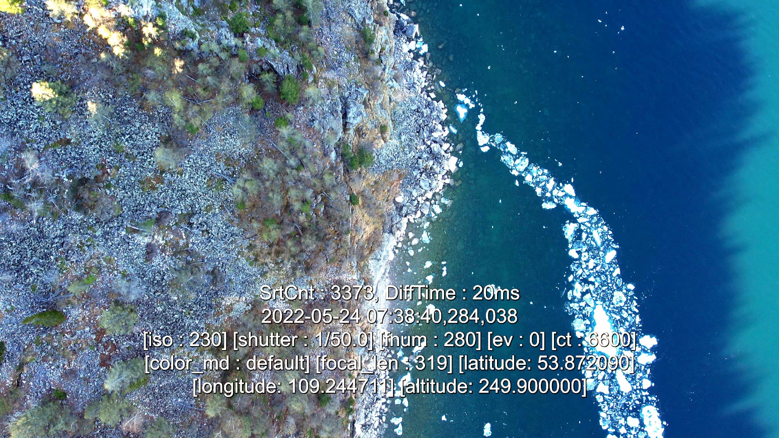 Пример аэросъемки каменистого валунно-галечного берега, пригодного для залёжек с БПЛА с высоты >200 м