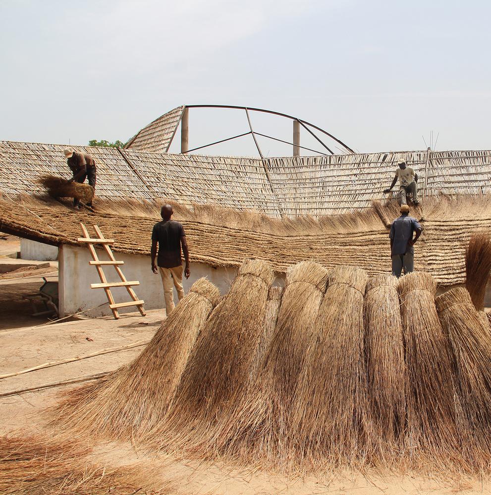 Реализация крыши на основе растений, тростника и бамбука