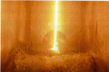 Discharge of the melt jet from the reactor vessel and its casting into molds
