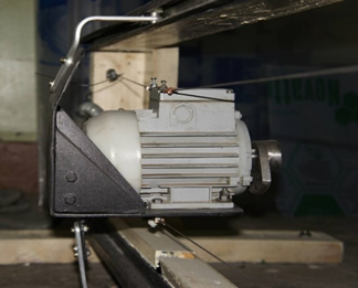 Каркас-двигателя, оборудованный растяжками