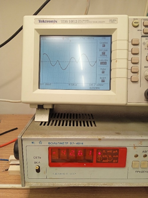 Осциллограф (сверху) и киловольтметр (снизу), использующиеся в экспериментах