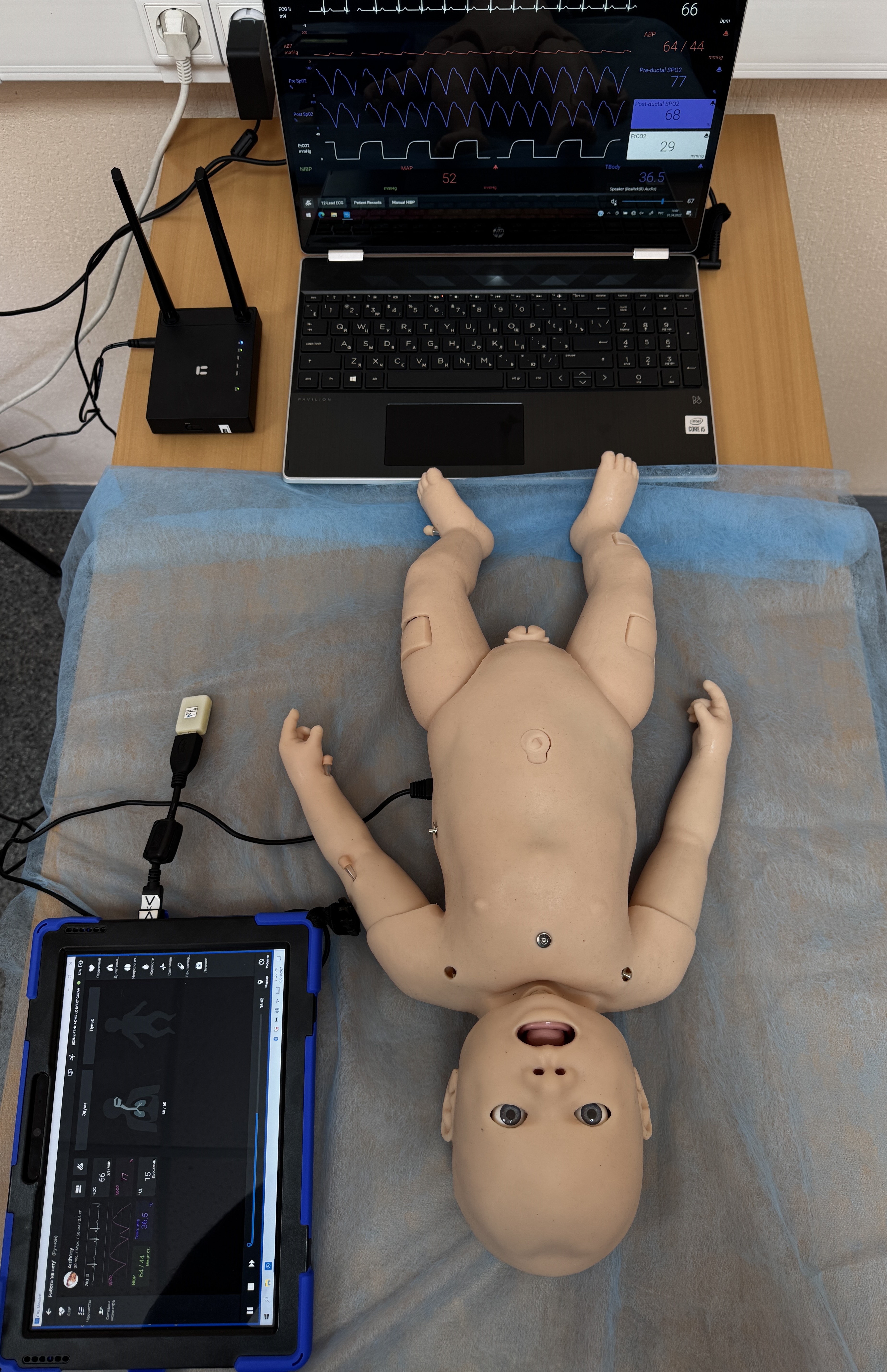 Комплекс из манекена доношенного ребенка, компьютера оператора и монитора жизненных функций